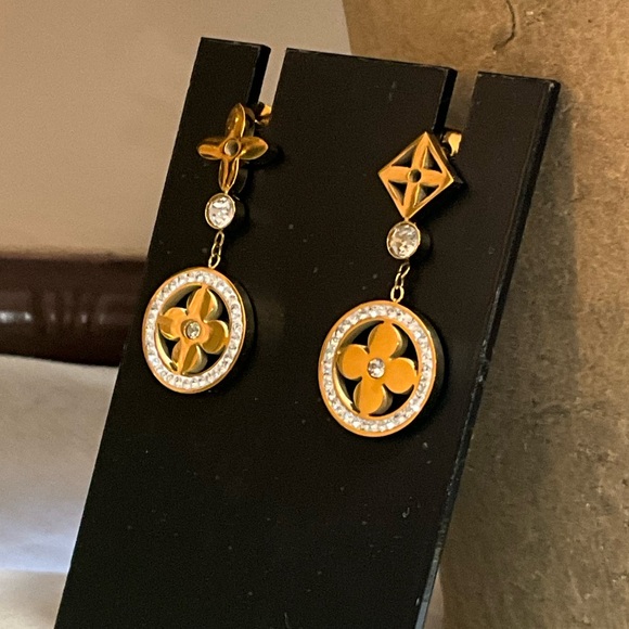 Elegant Gold and Crystal Drop Earrings - Picture 6 of 10